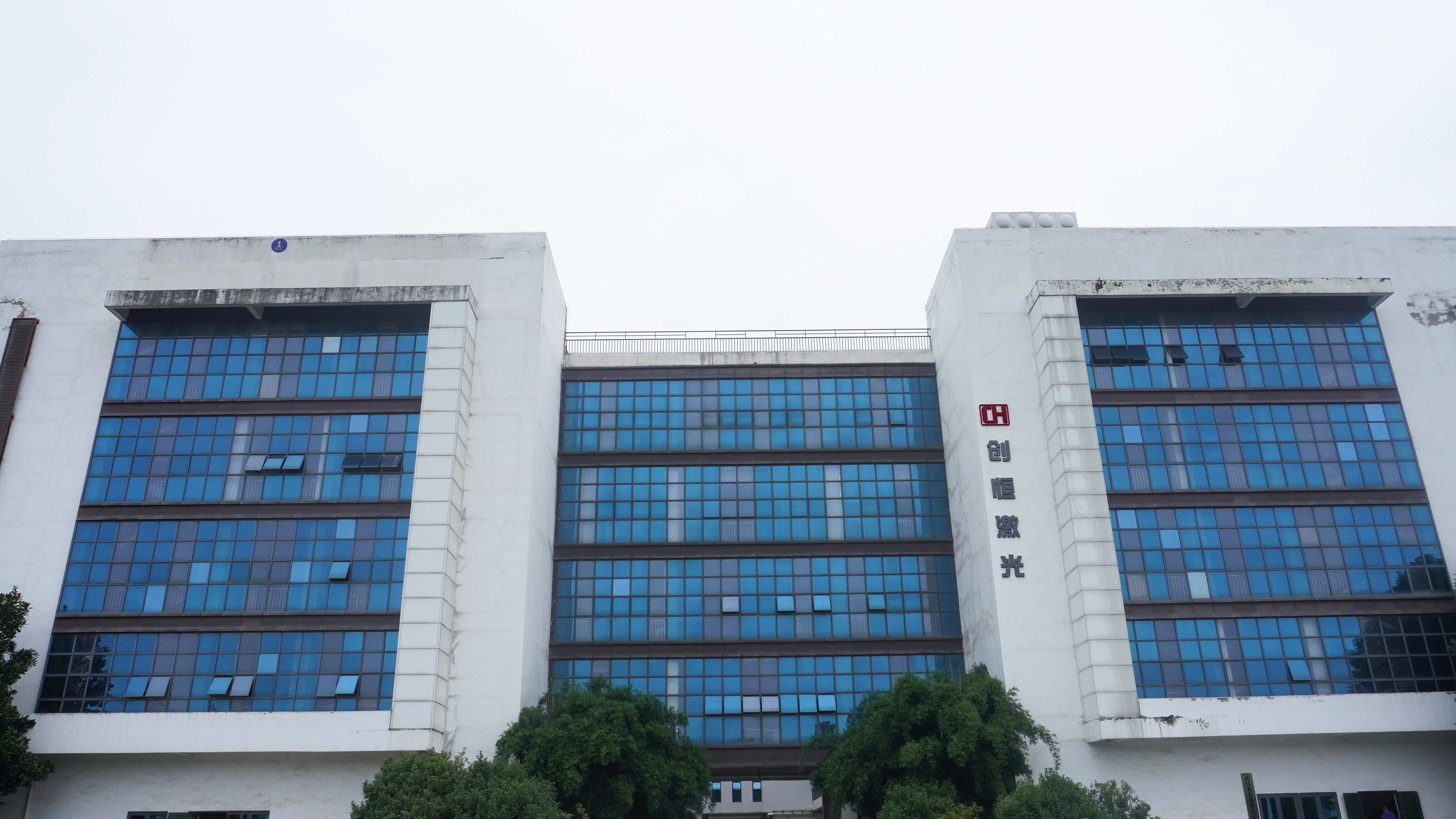 紫外体育打标机：为胎压监测器外壳赋上清晰、永久的“身份证”